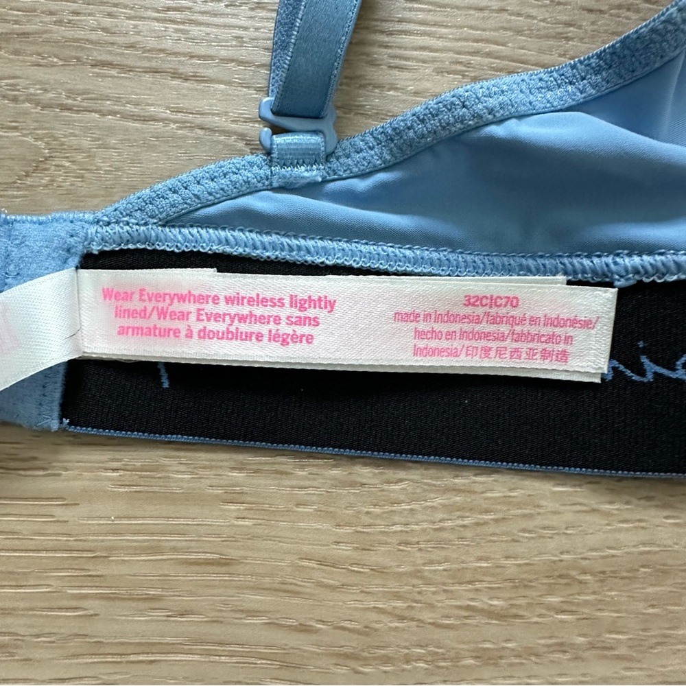NWOT 2020 Victoria Secret Pink Wireless Lightly Lined “Love Pink” Bra 32C - Picture 3 of 3
